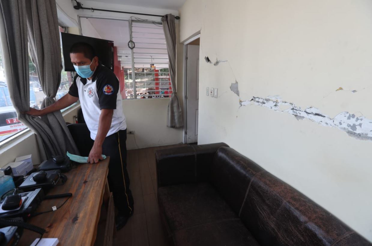 El temblor que sacudió a Guatemala el 16 de febrero provocó algunos daños en estructuras de diferentes departamentos. En la imagen daños a la 100 Compañía de Bomberos Voluntarios de Ciudad San Cristóbal, Mixco. (Foto Prensa Libre: Érick Ávila)
