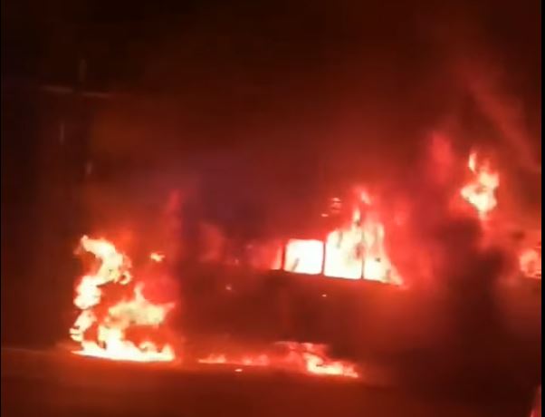 Autobús incendiado en el km 19 de la ruta Interamericana, Mixco. (Foto Prensa Libre: Captura de Video Camionetas de Guatemala)