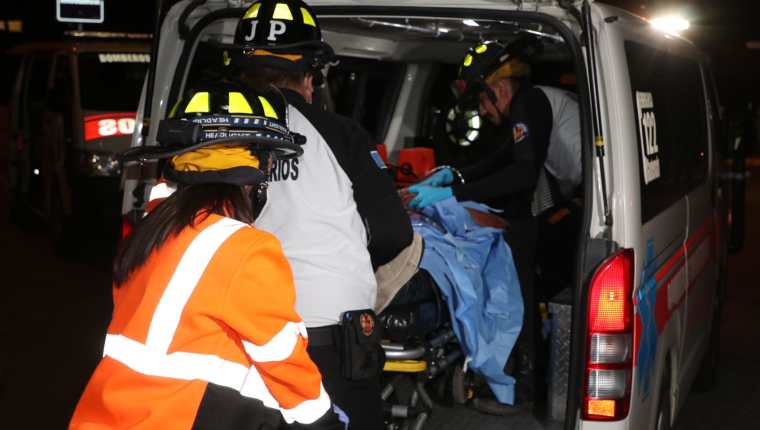 Tres personas heridas fue trasladadas a un hospital procedentes de la colonia El Rosario, Boca del Monte, Villa Canales, donde ocurrió una balacera. (Foto Prensa Libre: Bomberos Voluntarios)