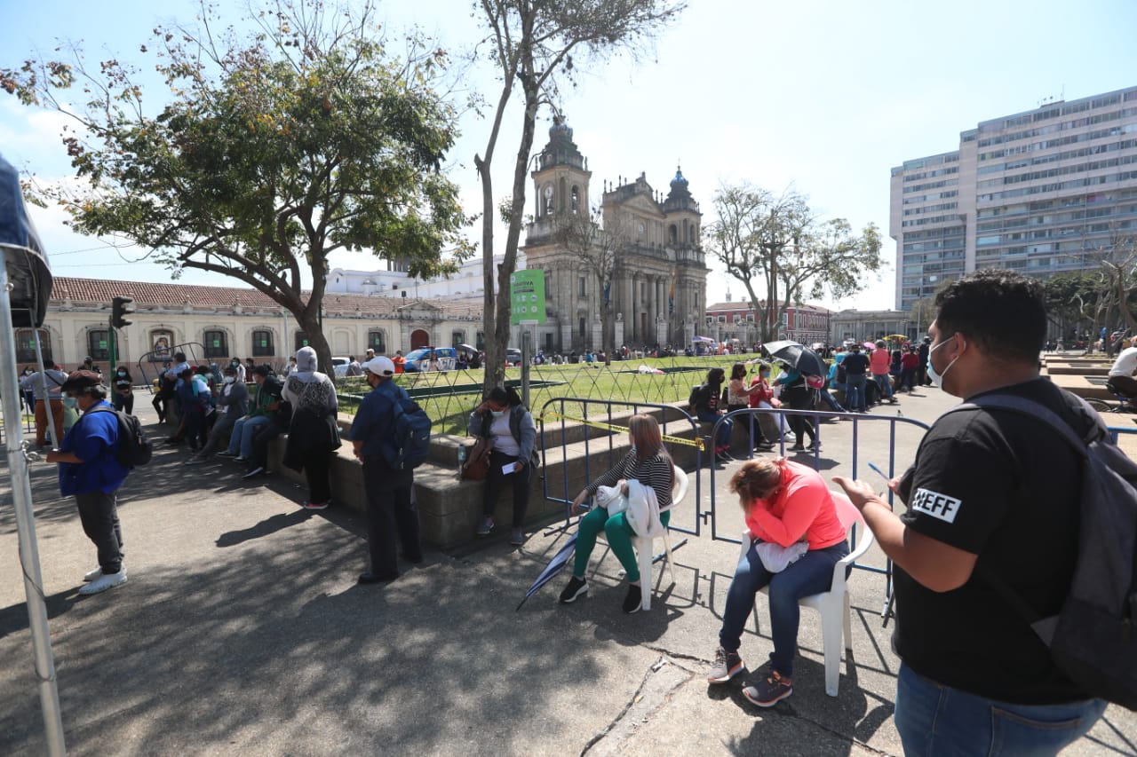 Los casos de coronavirus van en aumento en Guatemala, donde decenas de personas buscan hacerse una prueba. (Foto Prensa Libre: Érick Ávila) 