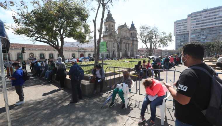 Los casos de coronavirus van en aumento en Guatemala, donde decenas de personas buscan hacerse una prueba. (Foto Prensa Libre: Érick Ávila) 