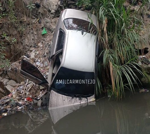 Un vehículo cayó a un río de aguas negras luego de chocar contra otro vehículo. (Foto Prensa Libre: Amilcar Montejo)