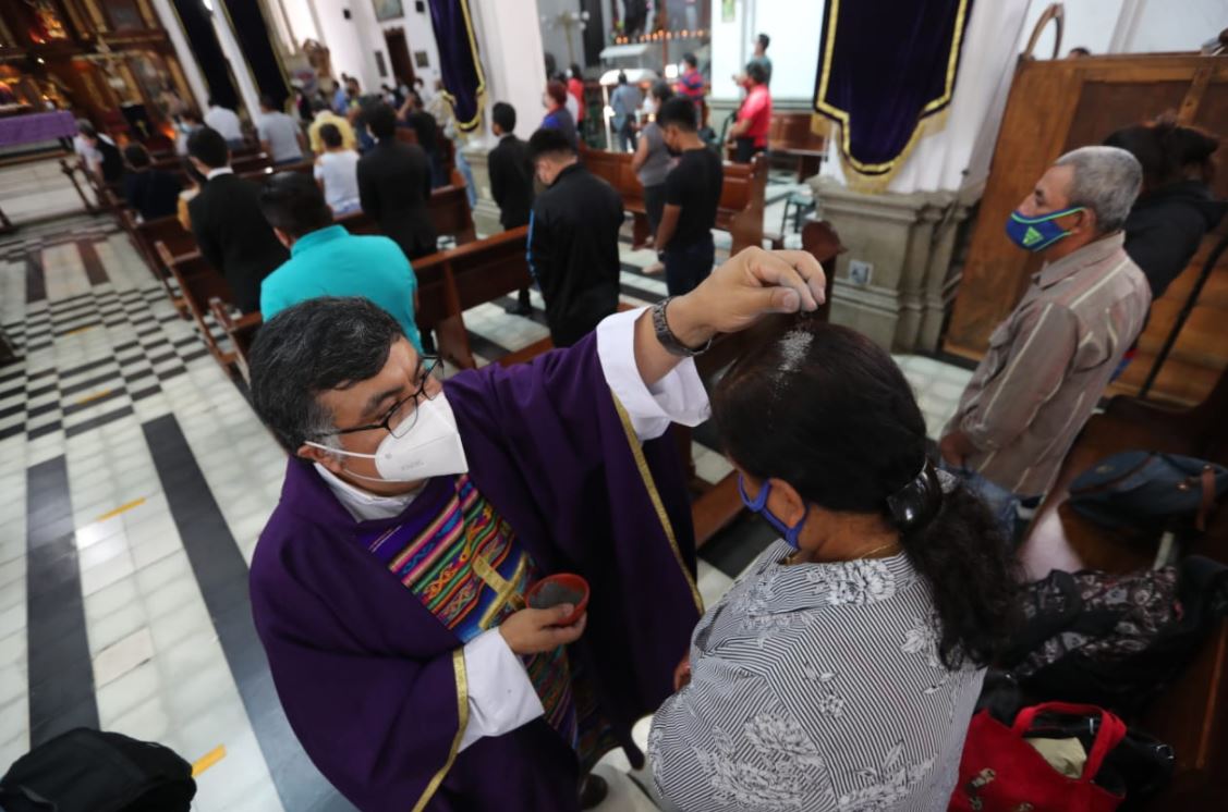 Uno de los cambios importantes que se mantienen es que la ceniza se impondrá sobre la cabeza del feligrés. (Foto: Hemeroteca PL)