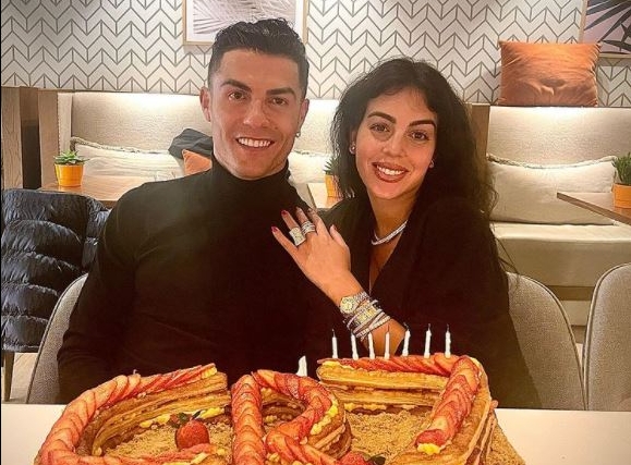 Cristiano Ronaldo y Georgina Rodríguez, durante el festejo de su cumpleaños. (Foto Prensa Libre: Instagram @cristiano)