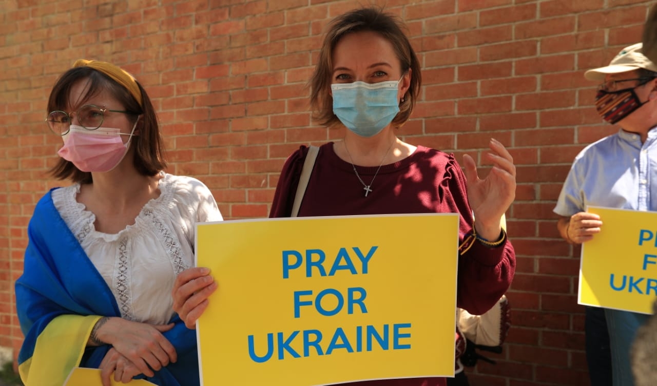 Ucranianos protestan frente a la embajada de Rusia en Guatemala. (Foto Prensa Libre: María José Bonilla)