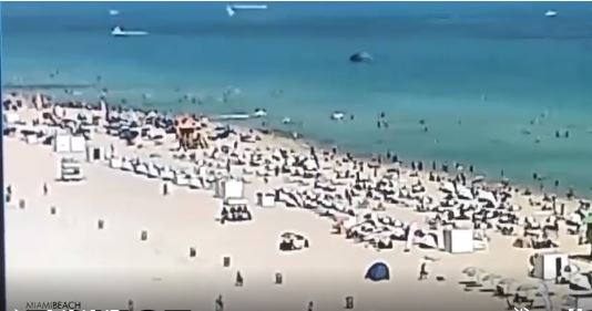 Video: el momento en que un helicóptero empieza a perder altura y se estrella en el mar en Florida