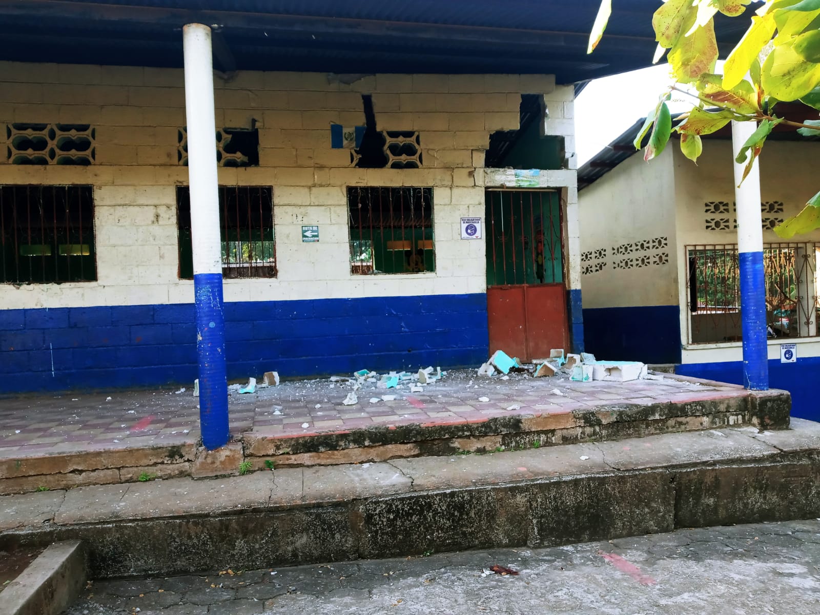 Escuela Coatepeque con paredes caídas