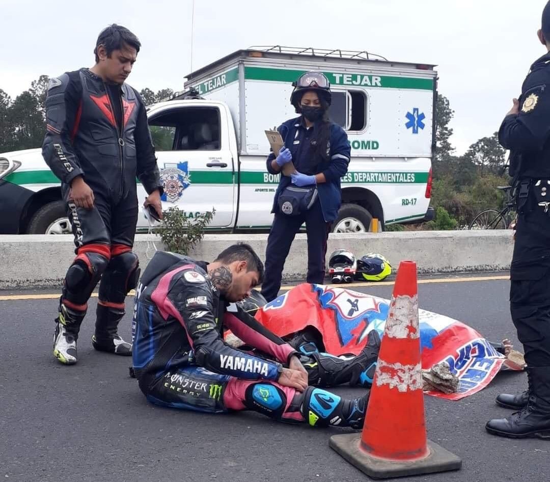Una pareja de motoristas se accidentó en el km 56 del libramiento de Chimaltenango y una mujer pierde la vida. (Foto Prensa Libre: CBMD)