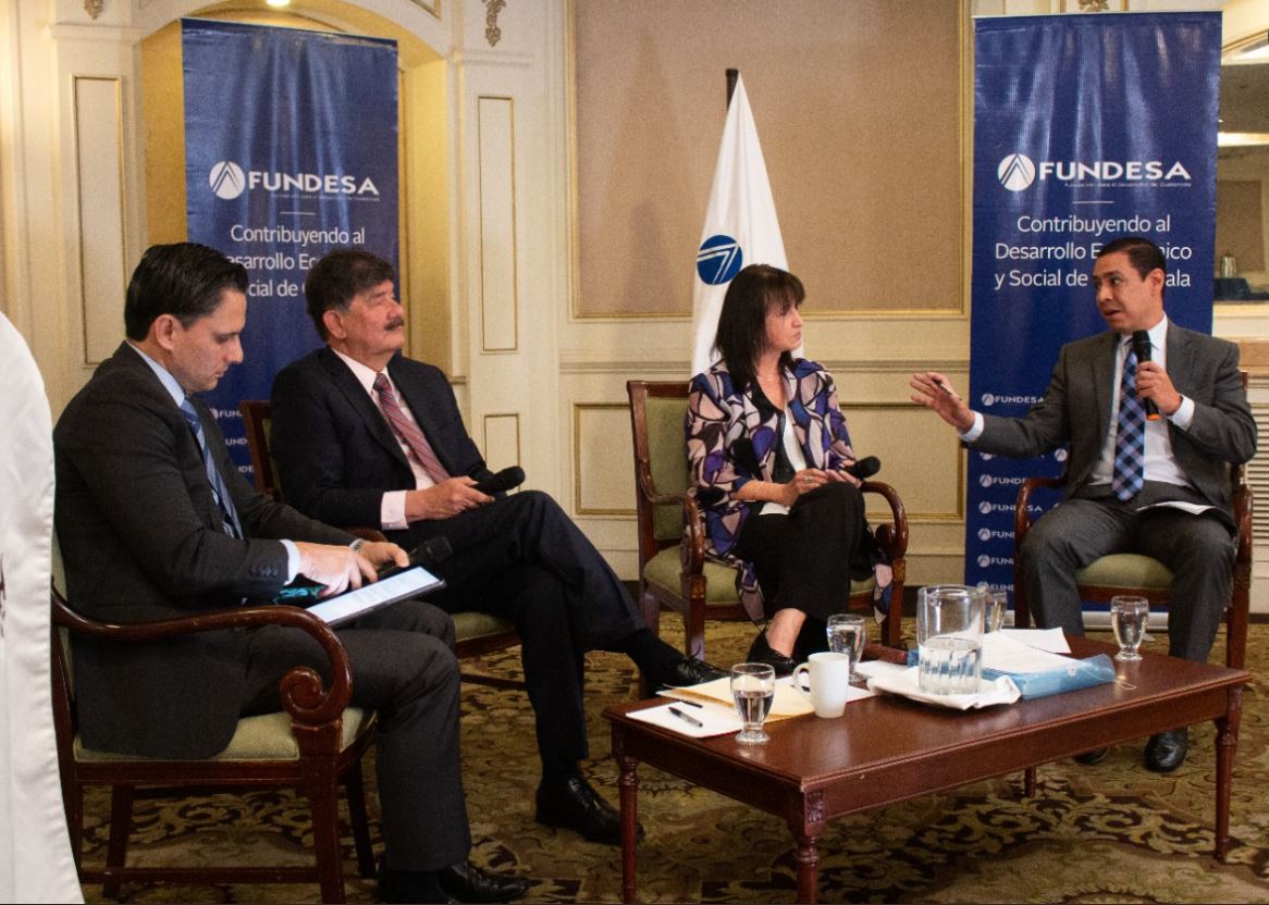 Juan Carlos Zapata -izquierda- junto a Mario Fuentes Detarac, María del Carmen Aceña y Julio García Merlos, durante el foro. (Foto Prensa Libre: Hemeroteca PL)