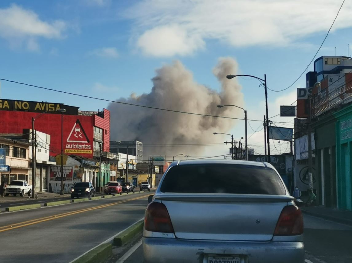 Se incendia cohetería en la zona 1 de la capital y socorristas evitan que el fuego se propague a otros negocios