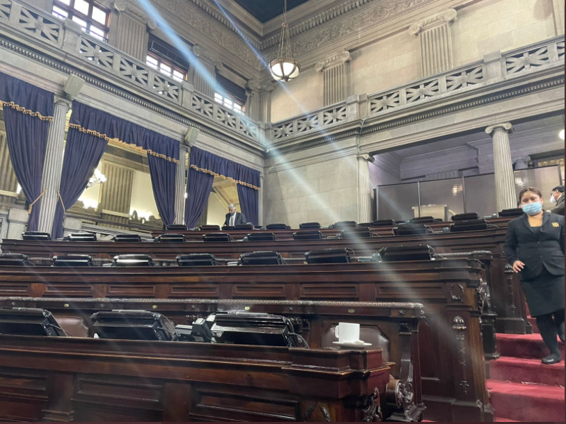 La sección del hemiciclo que pertenece al bloque oficial, Vamos, permaneció vacío para la pasada sesión del 10 de febrero donde se esperaba continuar con la interpelación del Ministro de Energía y Minas. Fotografía: Grupo Parlamentario de Oposición. 