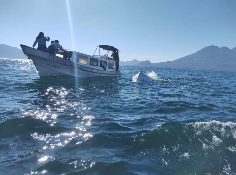 La embarcación habría presentado problemas mecánicos lo que causó su naufragio. (Foto Prensa Libre: Fredy de León)
