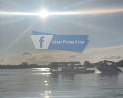Video: Captan accidente en el lago Petén Itzá entre lancha rápida y un lanchón, que minutos más tarde se hunde