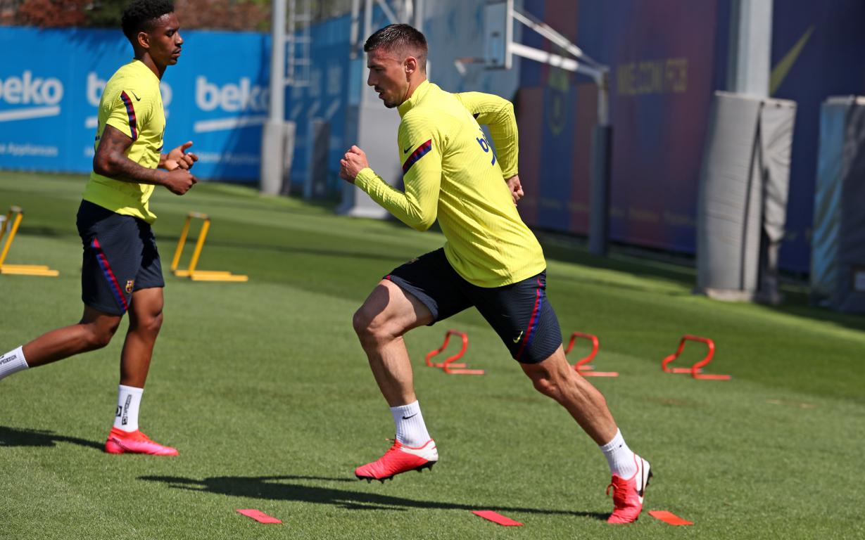 Lenglet, durante una de las prácticas del Barcelona. (Foto Prensa Libre: Twitter @clement_lenglet)