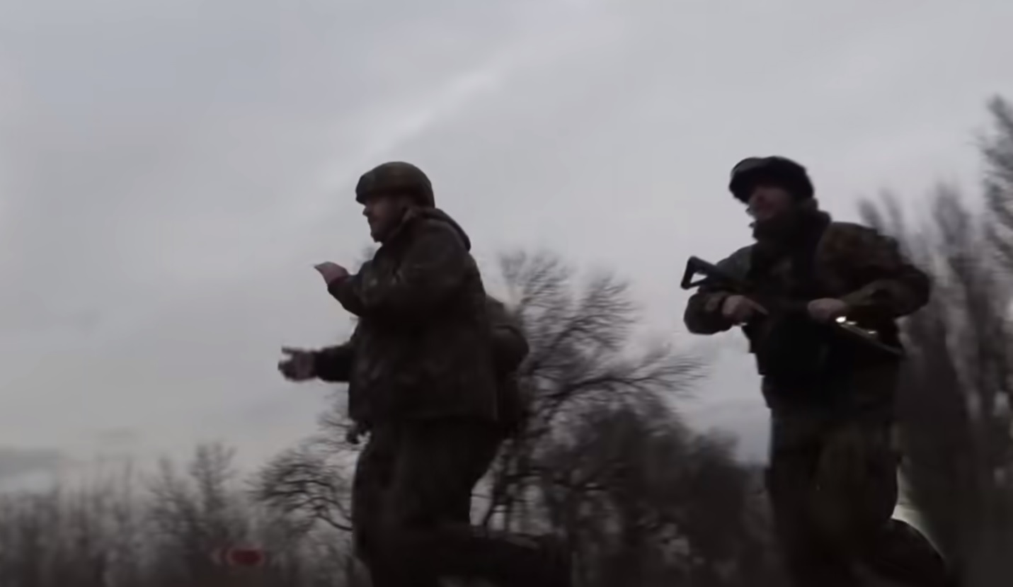 El ministro del Interior ucraniano, Denys Monastyrskiy, corre junto a periodistas y militares para refugiarse de un ataque con morteros. (Foto Prensa Libre: YouTube)
