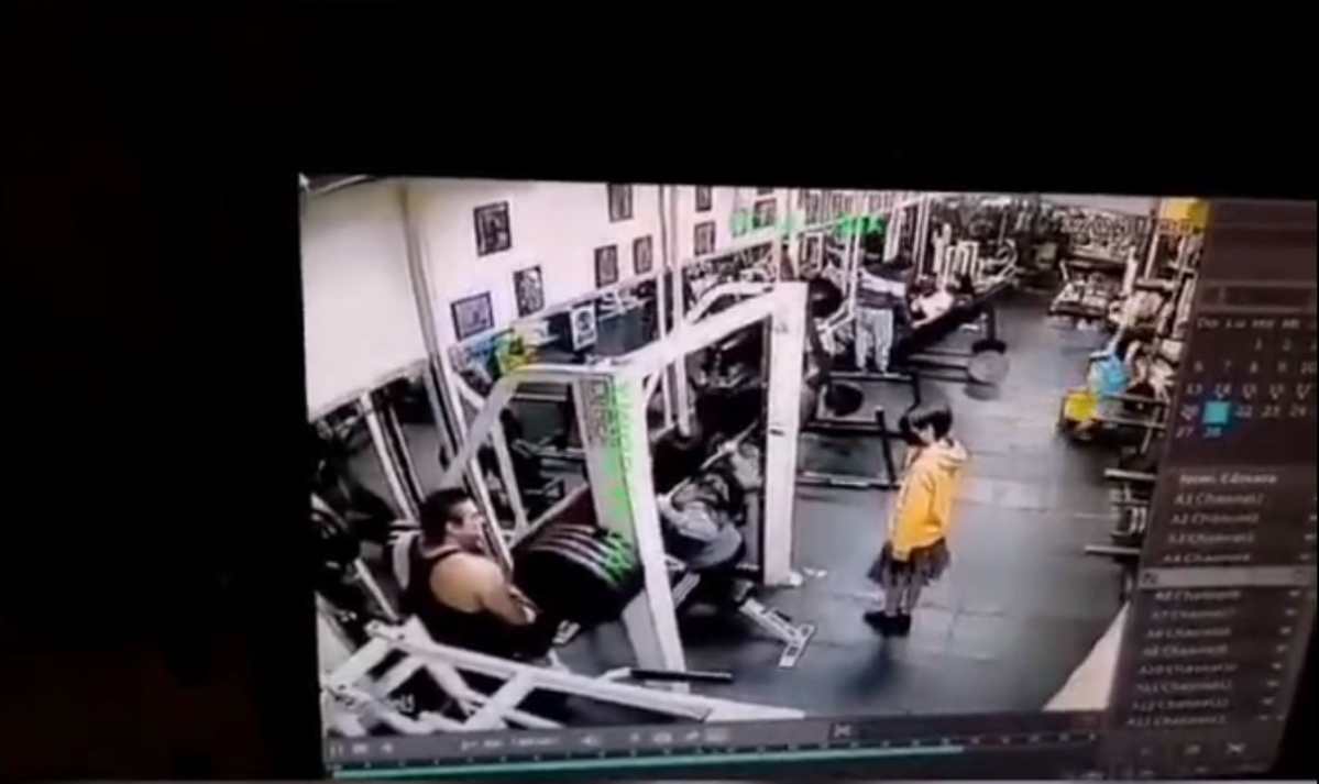 Video: Cámara capta el momento en que una mujer muere aplastada por una pesa de 180 kilos en un gimnasio
