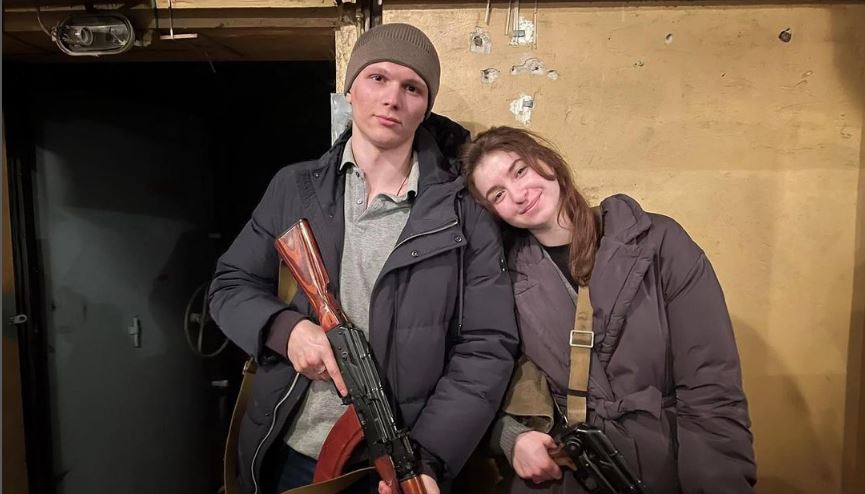 “Solo queríamos estar juntos”: El insólito caso de una pareja ucraniana que adelantó su boda luego de los ataques militares de Rusia