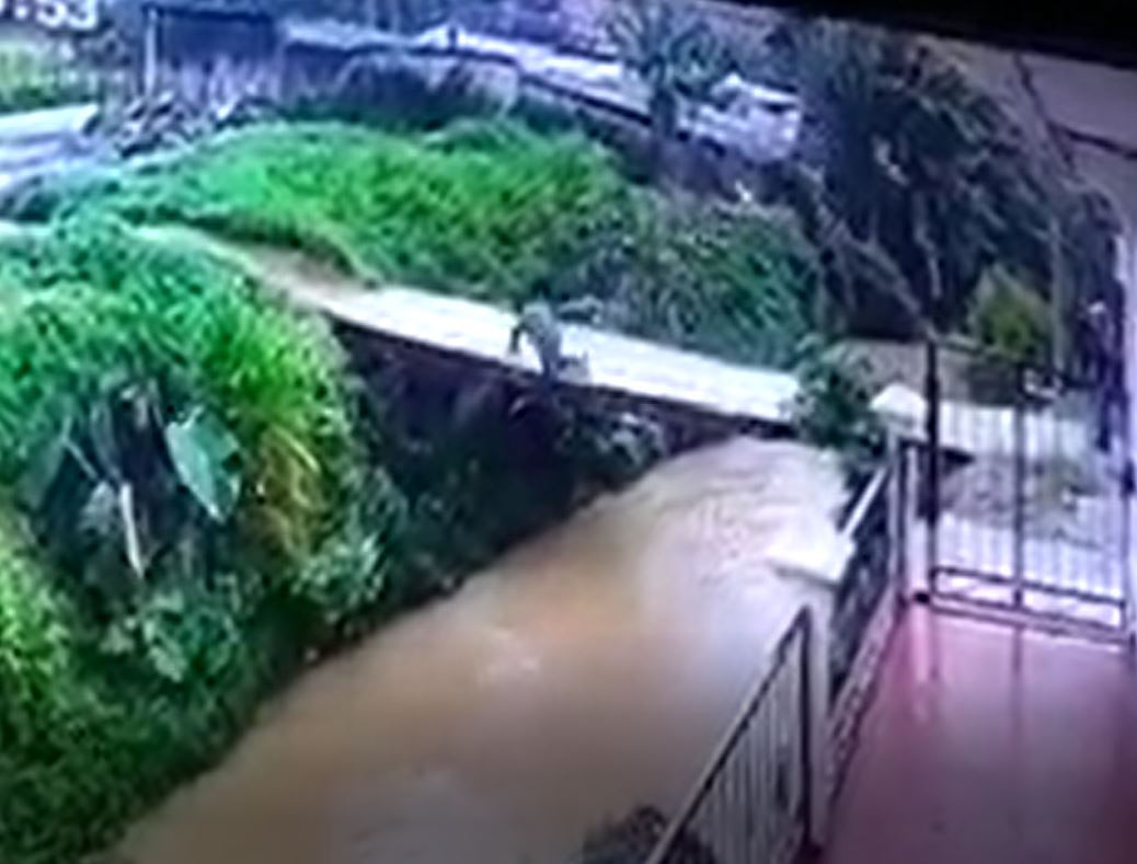 Video: hombre está desaparecido luego resbalar de puente colgante y caer al río Cahabón en Tactic, Alta Verapaz
