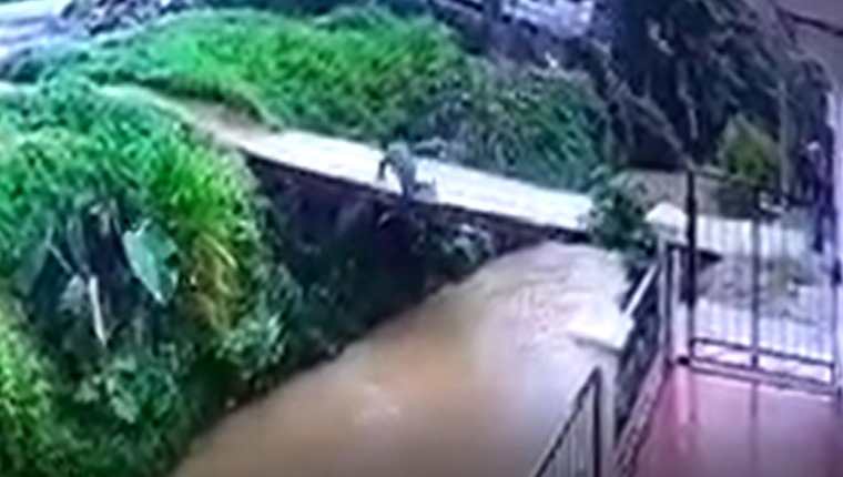 Víctor Manuel Pacay Ventura resbaló de un puente colgante en Tactic, Alta Verapaz. (Foto Prensa Libre: Captura de Video)