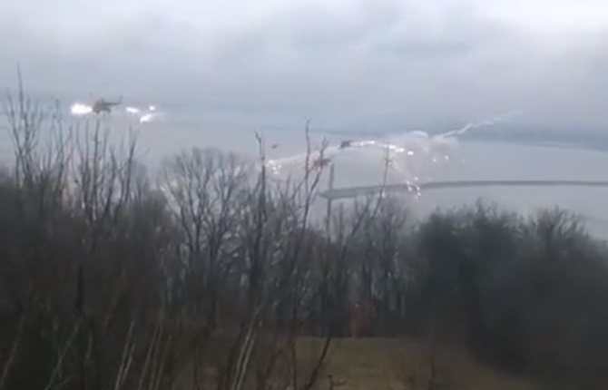 Imágenes muestran el sobrevuelo de helicópteros rusos en el aeropuerto Gostomel en Kiev, Ucrania, cuyas defensas militares lanzan artillería antiaérea en el inicio del ataque ruso a Ucrania. (Foto Prensa Libre: Captura de video de @KyleJGlen)