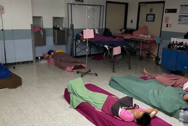 Pacientes en el suelo en la emergencia del Hospital San Juan de Dios está saturada de pacientes, en medio de una crisis por falta de medicamentos. (Foto Prensa Libre: Cortesía)