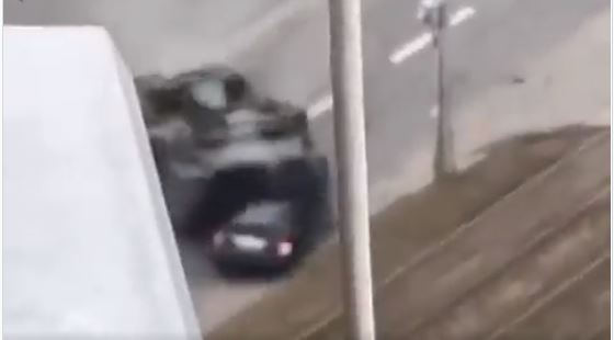 Video: el momento en que un tanque ruso aplasta el vehículo de un civil en Kiev, la capital ucraniana