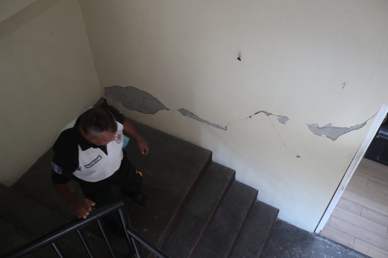 Temblor provoca grietas en estación de bomberos en Mixco