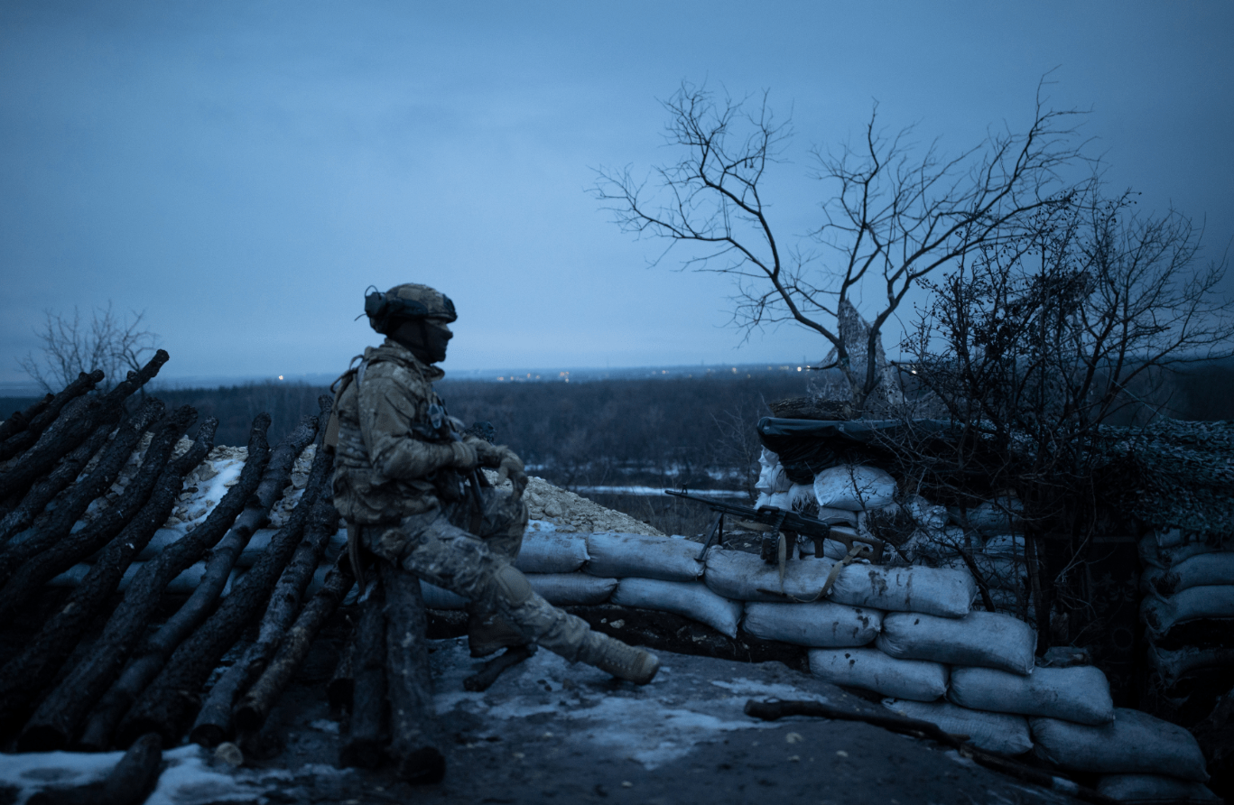 Un soldado ucraniano  en las líneas del frente en el este de Ucrania el 2 de enero de 2022. (Foto Prensa Libre: Tyler Hicks/Tne New York Times) 