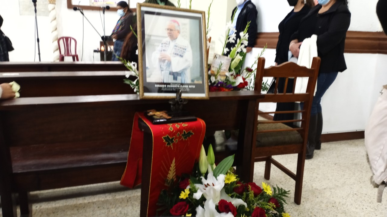 Feligreses y sacerdotes le dan el último adiós a monseñor Flores. (Foto Prensa Libre: Eliu Nuila)