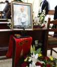 Feligreses y sacerdotes le dan el último adiós a monseñor Flores. (Foto Prensa Libre: Eliu Nuila)
