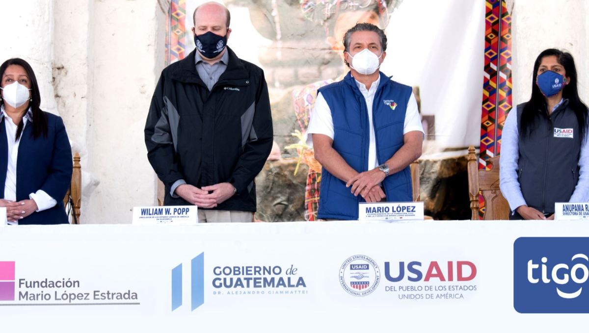 Impulsores del proyecto en la inauguración de programa educativo en Nebaj, Quiché. (Foto Prensa Libre: Cortesía)