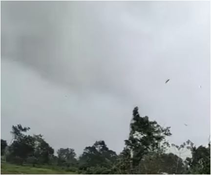 Video: así fue el tornado que se formó en Izabal y que levantó varias láminas de las viviendas