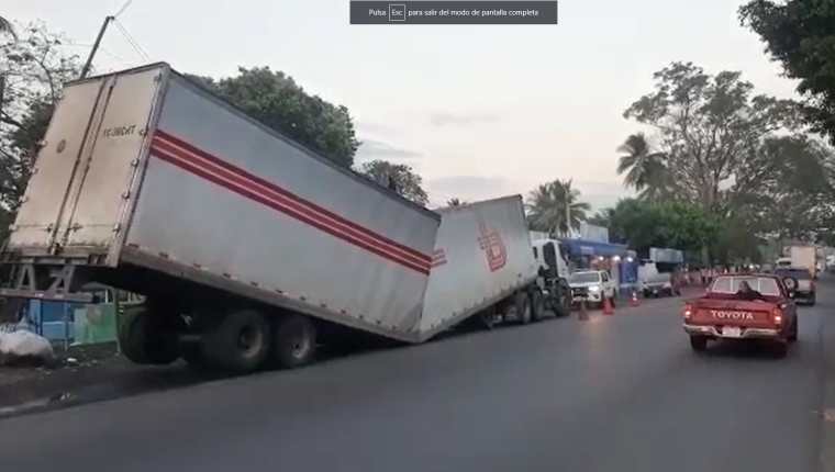 Tráiler que transportaba cloro tuvo un accidente de tránsito en el km 113.2 de la ruta al Suroccidente, Patulul, Suchitepéquez. (Foto Prensa Libre: Provial)