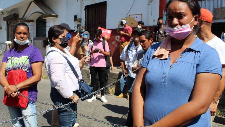 Migrantes centroamericanos protestaron realizando un viacrusis en la ciudad de Tapachula en el este de Chiapas, México. (Foto Prensa Libre: EFE)