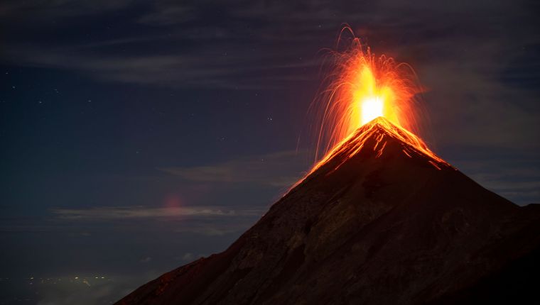 Volcán de Fuego en erupción