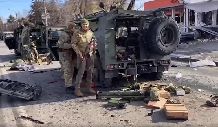 Soldados ucranianos muestran los tanques rusos vacíos en la ciudad de Járkov. (Foto: Twitter)