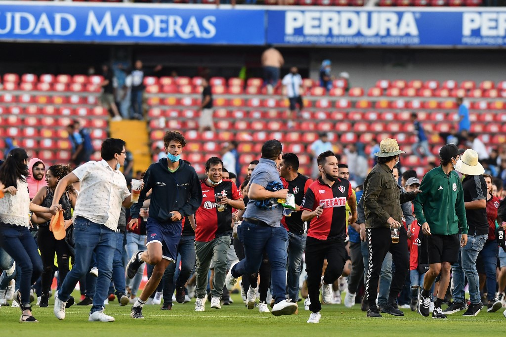 El enfrentamiento entre los fanáticos de dos equipos mexicanos dejaron, al menos, 26 heridos. (Foto: AFP) 