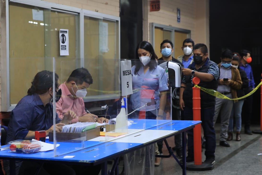 Estudiantes de la Universidad de San Carlos acudieron a votar como parte del proceso de elección de rector. (Foto Prensa Libre: Élmer Vargas)