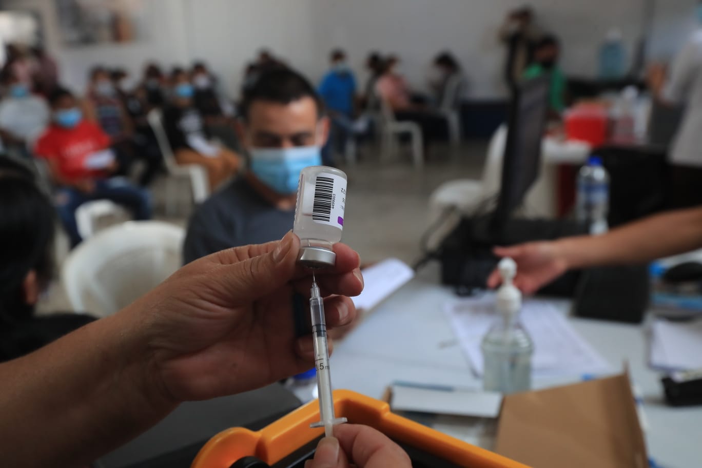 El Ministerio de Salud anunció las jornadas de vacunación empresarial como una nueva estrategia para continuar con la inmunización contra el coronavirus. (Foto Prensa Libre: Élmer Vargas)