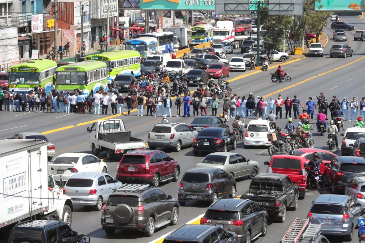 Trabajadores del Hospital Roosevelt salen a las calles para exigir el pago de salarios atrasados. (Foto Prensa Libre: Érick Ávila)