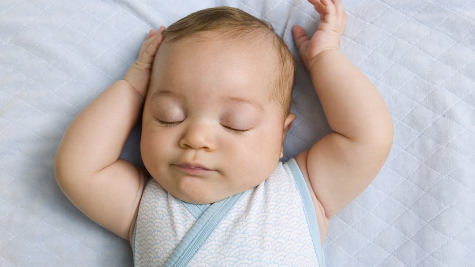 cuanto debe dormir un bebé