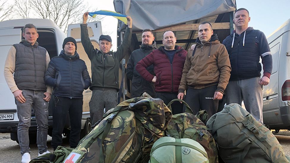 Ucranianos que viven en Londres están planeando regresar a su país para pelear contra los rusos. BBC