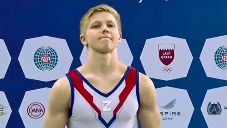 El gimnasta Ivan Kuliak generó controversia al lucir una "Z" en su pecho este sábado durante un campeonato en Doha, Qatar.. TWITTER