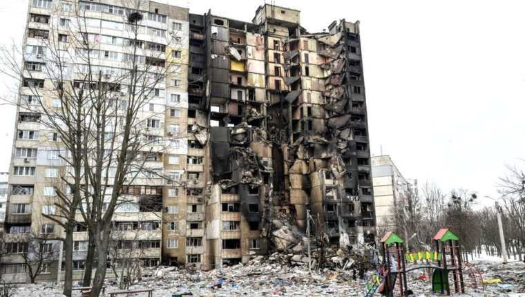 Un edificio fue bombardeado en la ciudad ucraniana de Járkiv
