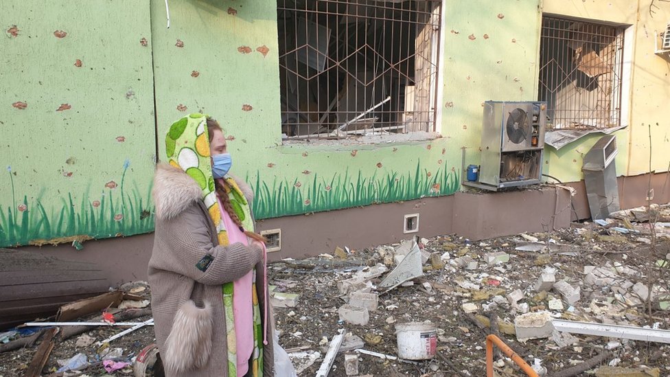 Una mujer embarazada frente al hospital bombardeado en Mariúpol.