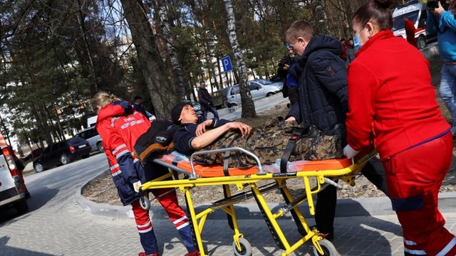 Médicos trasladan a un soldado herido en el ataque a la base militar de Yavoriv. Médicos trasladan a un soldado herido en el ataque a la base militar de Yavoriv.