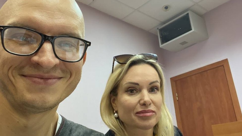 Marina Ovsyannikova apareció en corte el martes con su abogado Anton Gashinsky