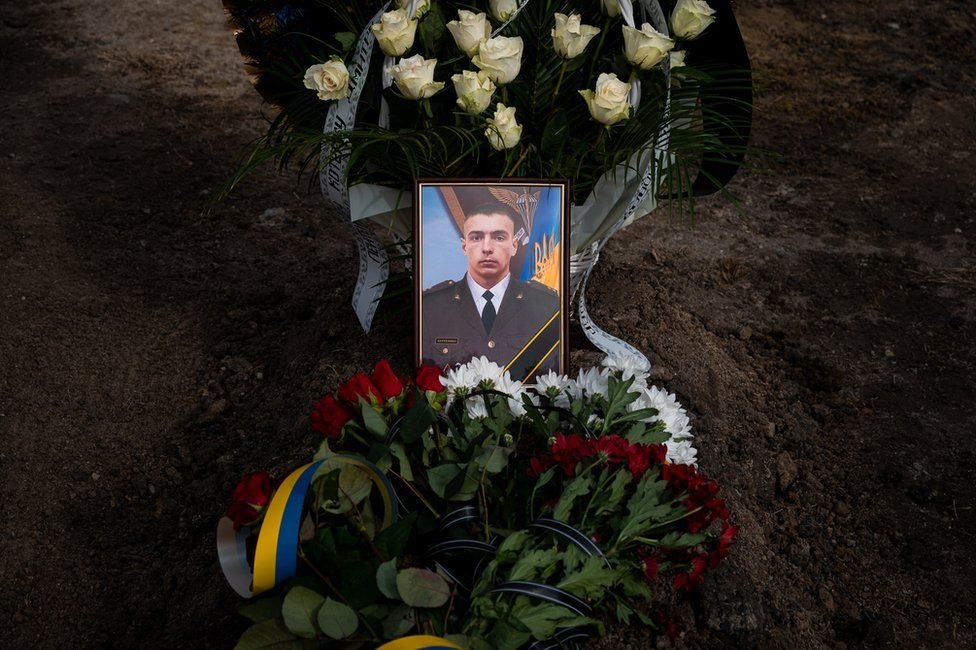 Dmytro Kotenko murió cerca de la ciudad sureña de Jersón y fue enterrado en Leópolis (Lviv en ucraniano), a salvo por ahora de las bombas.