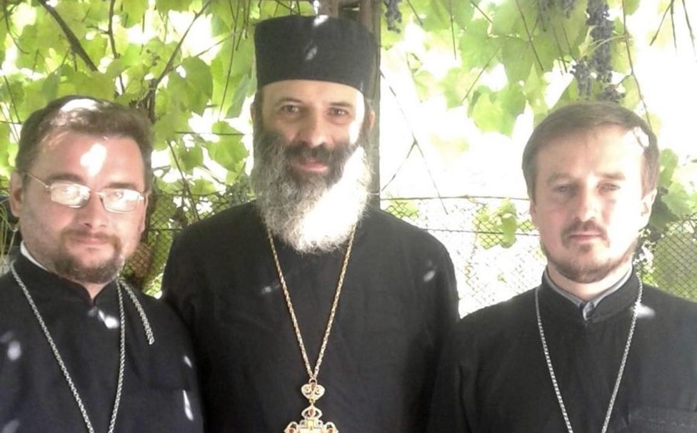 El sacerdote de la aldea Rostyslav Dudarenko (izquierda) con sus compañeros sacerdotes Pavlo Naydenov y Serhii Tsoma (derecha).