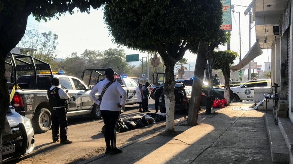 Encuentran 6 cabezas sobre un vehículo junto a un cartel de advertencia en el estado mexicano de Guerrero